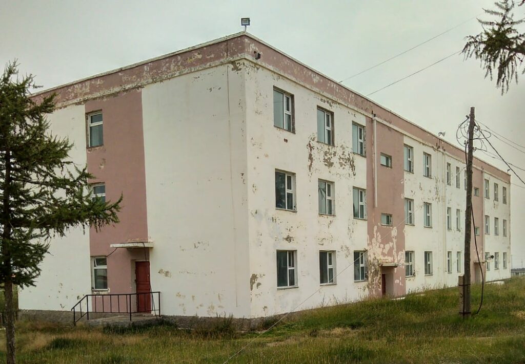 Budova internátu učiliště TVET Erdene před realizací zateplení.